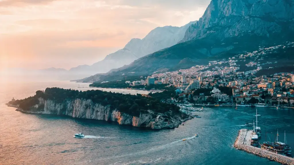 Jàngal ni nga jóg ci SoundCloud ak brand yi UK — taktike suqal, sponsored tools, ak exemple ci The Tunes Club.