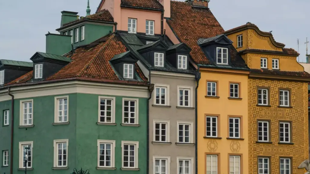 Jàngal way-dëkk sañ-sañ ci jamono jigeen yi: art, tactique, ak kanal Line