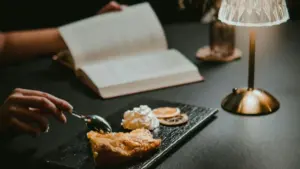 Ci dëgg-dëgg, artik bi tënke na ndimbal yi nga taxaw ci Algérie Clubhouse: nàmpal, jàpp créateurs lokal, ak tactics bu yomb ngir product seeding.